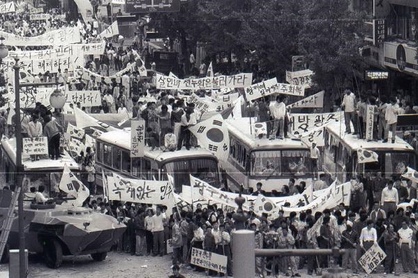 1980 年 5 月，乘上巴士的光州市民