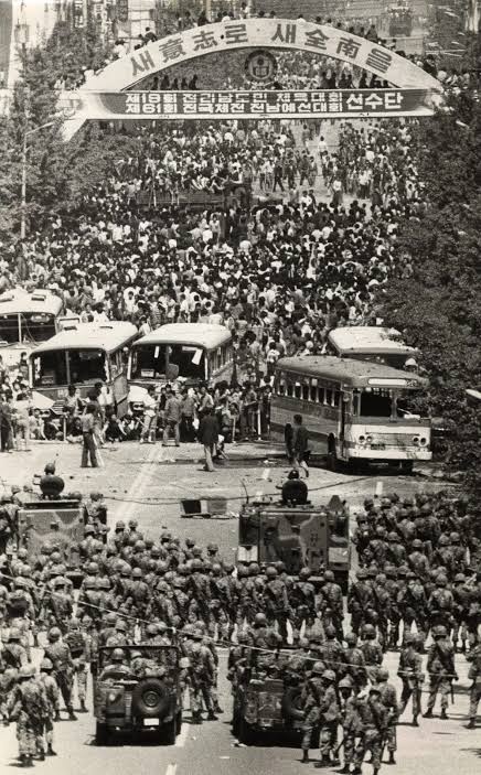 1980 年 5 月，對峙的戒嚴軍與市民