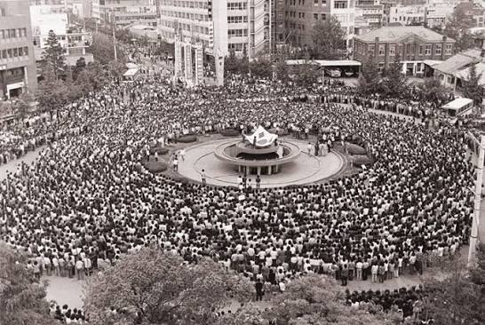 1980 年 5 月，道廳前噴水池廣場的集會